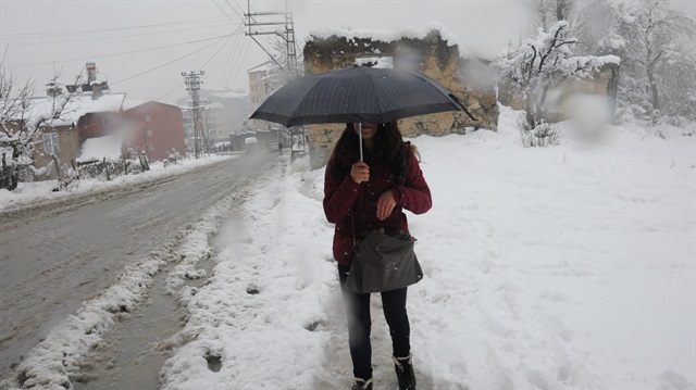 VAN VE HAKKARI'DE KAR MAHALLE VE KOY YOLLARINI ULASIMA KAPATTI. KARLA MUCEDELE EKIPLERI KAPALI YOLLARI ACMAK ICIN CALISMA BASLATI.(FOTO:BEHCET DALMAZ/HAKKARI-DHA)