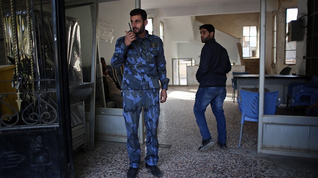 Suriye’de rejimden ayrılan polislerin kurduğu, muhaliflerin kontrolünde bulunan kentlerde görev yapan "Özgür Polis"  toplumla ilişkilerinde "modern bir imaj" çiziyor. Halep'in kuzey kırsalındaki Tel Rıfat merkezinde bulunan '' Özgür Polis Merkezi'' kısıtlı imkanlarına rağmen rejim döneminde insanların zihninde oluşan polis profilini değiştirmeye çalışıyor. (Ahmed Deeb - Anadolu Ajansı)