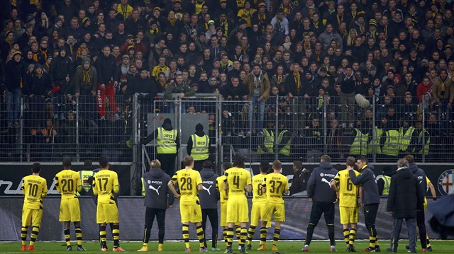 Dortmund taraftarları mağlup olarak son sıraya gerileyen takımlarını yine de alkışladılar.