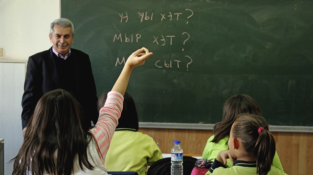 Milli Eğitim Bakanlığının (MEB) geçen yıl başlattığı düzenlemeyle ortaokullarda okutulan "Yaşayan Diller ve Lehçeler" seçmeli dersi kapsamında Kayseri'de farklı okullarda açılan 12 sınıfta yaklaşık 150 öğrenci, Adigece öğreniyor. (Esma Küçükşahin - Anadolu Ajansı)