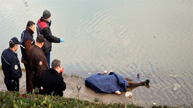 Eskişehir'de Porsuk Çayı'nda erkek cesedi bulundu. Çaydan çıkarılan ceset için soruşturma başlatıldı.