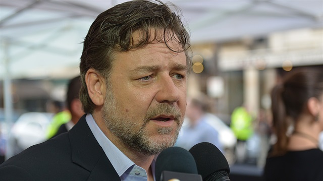 Avustralyalı ünlü oyuncu ve yönetmen Russell Crowe, hem oyuncu hem yönetmen olarak çektiği ilk filmi "The Water Diviner"ın prömiyeri için geldiği Melbourne’da AA muhabirine açıklamalarda bulundu. (Recep Şakar - Anadolu Ajansı)