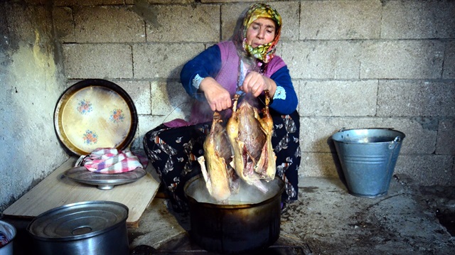 Meşhur Kars kazı böyle pişiyor