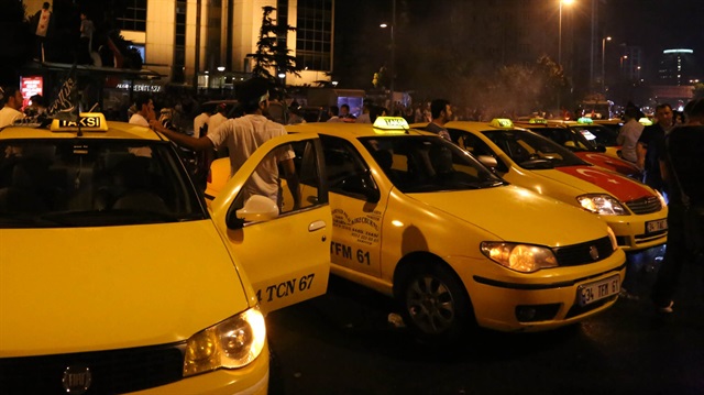 İstanbul Taksiciler Esnaf Odası Başkanı Yahya Uğur ve beraberindeki bazı taksi şöförleri İsrail'in Gazze saldırılarını protesto etmek için İsrail'in İstanbul Başkonsolosluğu önünde toplandı. (Elif Öztürk - Anadolu Ajansı)
