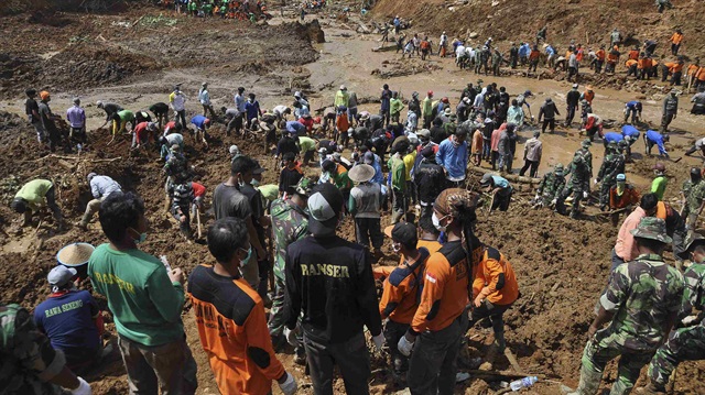 Endonezya'da meydana gelen heyelanda 79 kişi hayatını kaybetti. 