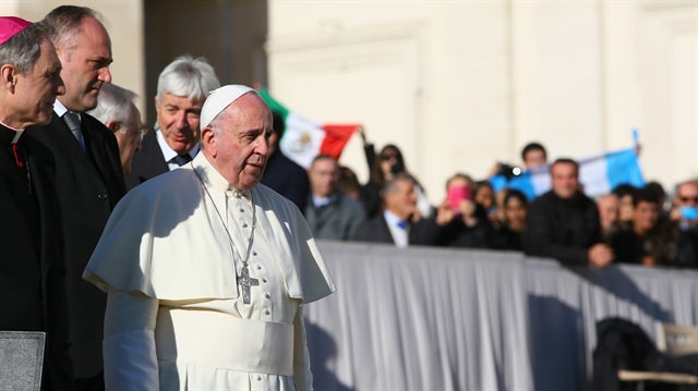 Katolik aleminin ruhani lideri Papa Franciscus, çarşamba günleri yaptığı genel kabul gününe denk gelen doğum gününü ziyaretçilerle birlikte kutladı. (Evren Atalay - Anadolu Ajansı)