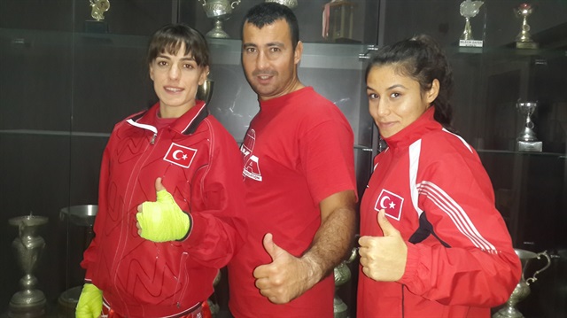 Ayşe Ateş (solda), Kübra Karabağ (sağda) Kickboks Milli Takımlar Antrenörü Yasin Urlu (ortada)