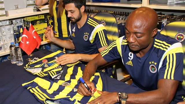 Fenerbahçeli futbolcular Webo ve Bekir İrtegün, imza gününde taraftarlarla buluştu. Kayseri Forum Alışveriş Merkezi'ndeki Fenerium mağazasında gerçekleştirilen etkinliğe, taraftarlar yoğun ilgi gösterdi. (Mustafa Önal - Anadolu Ajansı)