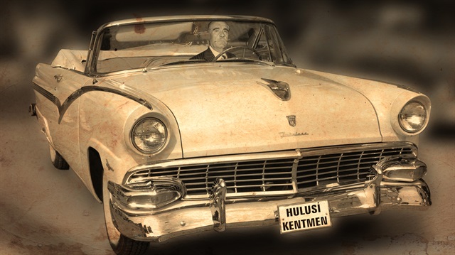 Hulisi Kentmen'in kendisine ait  ve sinemamızda birçok oyuncunun kullandığı 1956 model Ford marka üstü açık aracı ile...