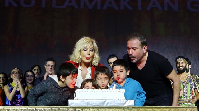 Genel Sanat Yönetmenliğini Mustafa Erdoğan'ın yaptığı Anadolu Ateşi Dans Topluluğu, 15. yılında Troya gösterisi ile sahne aldı. Türk sanat müziği sanatçısı Emel Sayın'ın da izlediği gösteride, Anadolu Ateşi Dans Topluluğu'nun 15. yılı dolayısıyla pasta kesildi. 