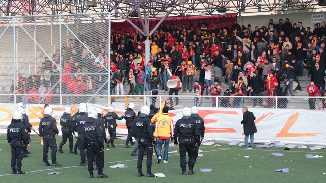 Keçiörengücü'nün penaltı kazandığı pozisyonun ardından Yeni Malatyasporlu taraftarlar, koltukları kırarak sahaya attı. (Halil Ibrahim Avsar - Anadolu Ajansı)