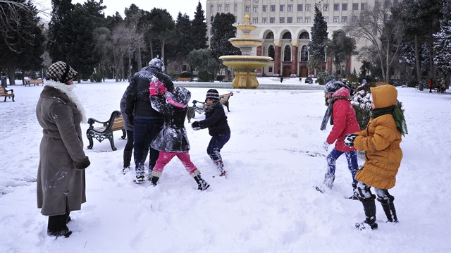 Okullarda kar engeli münasebetiyle, eğitime ara verildi.