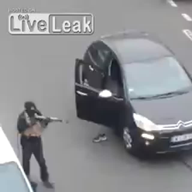 İşte Charlie Hebdo dergisine saldırı anı!