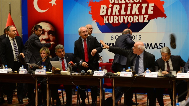 CHP Genel Başkanı Kemal Kılıçdaroğlu'na, emeklilerle yaptığı toplantı sırasında bir kişi ayakkabı fırlattı.