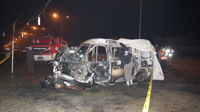 Six perished in the collision between a minibus and a car in the  highway connecting the two northern cities