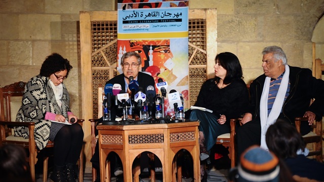 Türkiye'nin ilk nobel ödüllü yazarı Orhan Pamuk (sol2), Mısırın başkenti Kahire'de Edebiyat Festivali etkinlikleri çerçevesinde düzenlenen bir panele katılarak konuşma yaptı. Panele Pamuk'la beraber, Mısırlı yazar İbrahim Abdülmecid (sağ1) de konuşmacı olarak katıldı. 