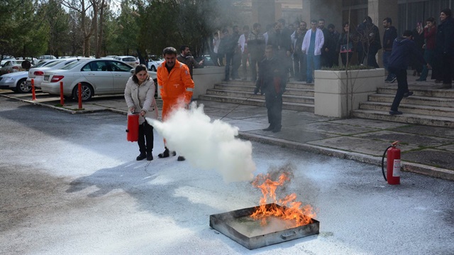 Tıp öğrencilerine yangın söndürme eğitimi