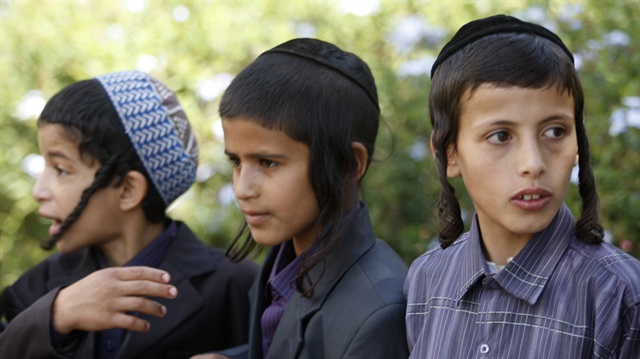 Yemeni Jewish boys are seen at their housing compound during the Jewish Passover holiday in Sanaa in this April 9, 2009 file photo. A few worried families are all that remain of Yemen's ancient Jewish community, and they too may soon flee after a Shi'ite Muslim militia seized power in the strife-torn country this month. Harassment by the Houthi movement - whose motto is "Death to America, death to Israel, curse the Jews, victory to Islam" - caused Jews in recent years to largely quit the northern highlands they shared with Yemen's Shi'ites for millennia. But political feuds in which the Jews played no part escalated last September into an armed Houthi plunge into the capital Sanaa, the community's main refuge from which some now contemplate a final exodus.  REUTERS/Khaled Abdullah/Files (YEMEN - Tags: RELIGION POLITICS CIVIL UNREST)