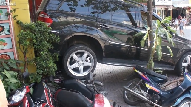 Vietnam'da şaşkın sürücü dükkâna girdi