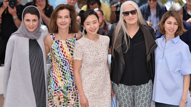 Cannes Film Festivali'nin jüri üyeleri, Photocall'da foto muhabirlerine poz verdi. Jüri başkanı Jane Campion (sağ 2), üyeler (soldan sağa)  Leila Hatami, Carole Bouquet, Jeon Do-yeon ve Sofia Coppola .