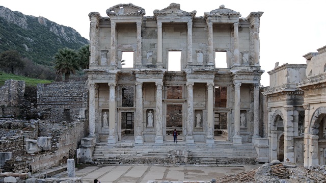UNESCO Dünya Mirası Listesi'ne girmek için 1994 yılında başvurusu yapılan Efes Antik Kenti'nin 22 yıllık rüyasının tamamlanan çalışmalarla birlikte bu yıl gerçekleşmesi bekleniyor.  (Binnur Ege Gürün - Anadolu Ajansı)