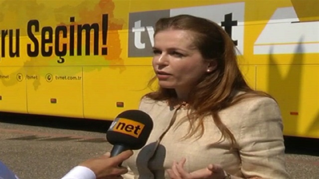 AK Parti adayı Kardaş seçim otobüsünde