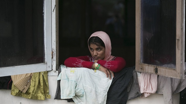 A Rohingya migrant who arrived in Indonesia this week by boat looks out of a window at a temporary shelter for refugees in Aceh Timur regency, near Langsa in Indonesia's Aceh Province May 23, 2015. REUTERS/Darren Whiteside