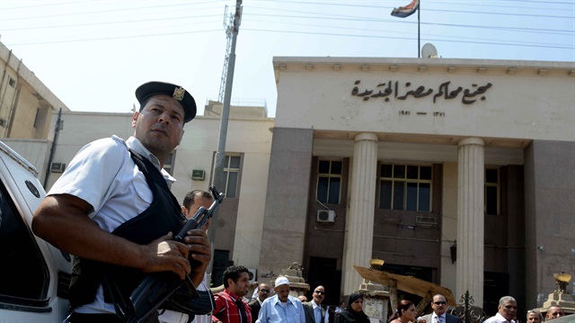 Başkent Kahire'nin Mısır el-Cedide semtindeki Mahkeme Meydanı'nda el yapımı patlayıcının infilak etmesi sonucu 1 kişinin yaralandığını bildirildi. Olay sonrası çevrede geniş güvenlik önlemler alındığını görüldü. (Mohamed Hossam - Anadolu Ajansı)