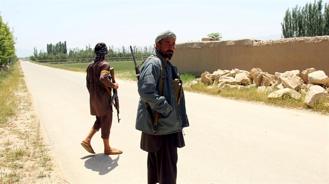 Afghan militias stand near a frontline during a battle at the Chardara district of Kunduz province, May 3, 2015. The Afghan government has enlisted hundreds of militia fighters controlled by local commanders to battle Taliban militants near the northern city of Kunduz, officials said, underlining how the armed forces are struggling to tackle the insurgency alone. The recruitment of unofficial armed groups in Kunduz is on a larger scale than previous attempts by the government and NATO forces to recruit militias in the fight against the Taliban. Picture taken May 3, 2015. To match INSIGHT AFGHANISTAN-MILITIAS/ REUTERS/Stringer