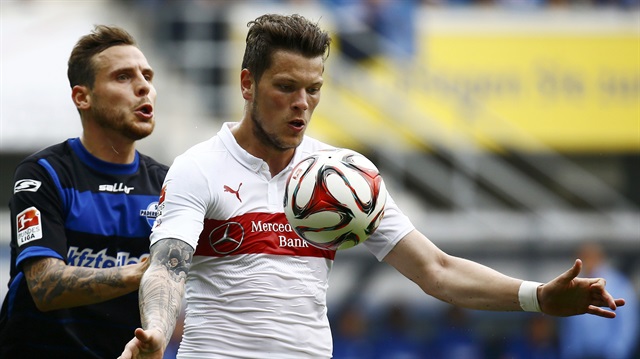 VFB Stuttgart's Daniel Ginczek (R) controls the ball next to SC Paderborn's Marvin Bakalorz during their German Bundesliga first division soccer match in Paderborn, Germany, May 23, 2015. REUTERS/Kai Pfaffenbach     DFL RULES TO LIMIT THE ONLINE USAGE DURING MATCH TIME TO 15 PICTURES PER GAME. IMAGE SEQUENCES TO SIMULATE VIDEO IS NOT ALLOWED AT ANY TIME. FOR FURTHER QUERIES PLEASE CONTACT DFL DIRECTLY AT + 49 69 650050