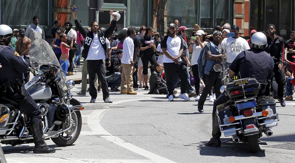 Protestors block a downtown intersection and yell at Cleveland Police officers following the not guilty verdict for Cleveland police officer Michael Brelo on manslaughter charges in Cleveland, Ohio, May 23, 2015. Brelo was found not guilty on Saturday in the shooting deaths of an unarmed black man and a woman after a high-speed car chase in 2012, one in a series of cases that have raised questions over police conduct and race relations in the U.S. REUTERS/Aaron Josefczyk