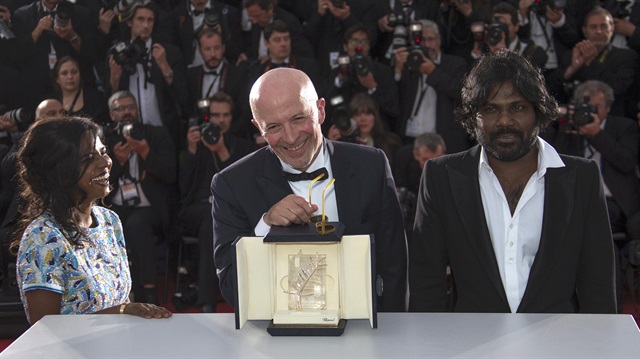 Director Jacques Audiard (C), Palme d'Or award winner for his film "Dheepan", actress Kalieaswari Srinivasan (L) and actor Jesuthasan Antonythasan pose during a photocall after the closing ceremony of the 68th Cannes Film Festival in Cannes, southern France, May 24, 2015.                                REUTERS/Yves Herman  TPX IMAGES OF THE DAY