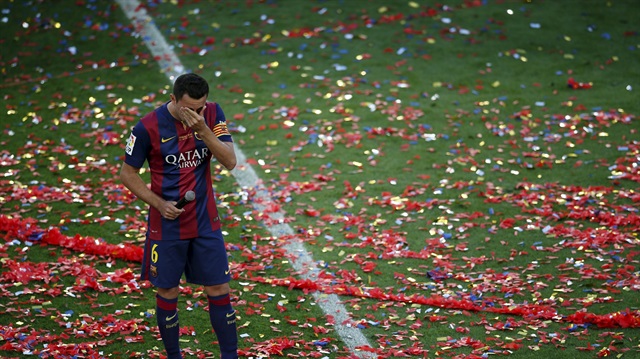 Barcelona's captain Xavi Hernandez cries during his tribute at Camp Nou stadium in Barcelona, Spain, May 23, 2015.  Xavi announced on Thursday his retirement from Barcelona at the end of the current season. He will play next season at Al Sadd in Qatar. REUTERS/Albert Gea