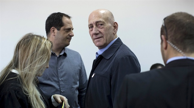 Former Israeli Prime Minister Ehud Olmert (3rd L) waits to hear his verdict at Jerusalem District Court March 30, 2015. Olmert, already facing a six-year prison term after a corruption conviction, was found guilty on Monday in a separate case of accepting illegal payments from a U.S. businessman.  REUTERS/Abir Sultan/Pool      TPX IMAGES OF THE DAY