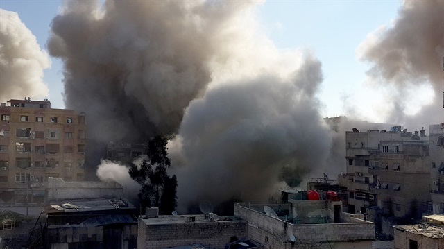 Suriye'nin başkenti Şam'ın Cobar bölgesine rejim güçlerine ait savaş uçakları tarafından gerçekleştirilen hava saldırısı sonucu bölgeden dumanlar yükseldi. (Abou Khair el Shame - Anadolu Ajansı)