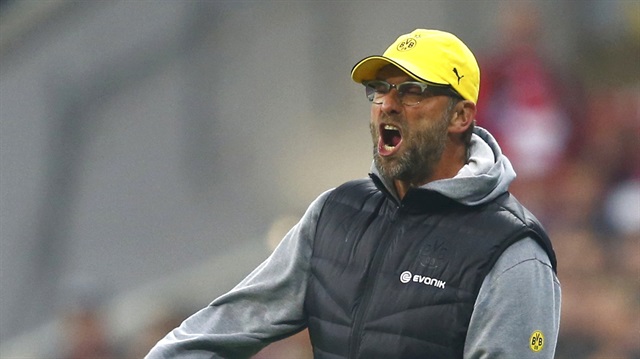 Borussia Dortmund's coach Juergen Klopp shouts to his players during their German Cup (DFB Pokal) semi-final soccer match against Bayern Munich in Munich, Germany April 28, 2015.   REUTERS/Michael Dalder  DFB RULES PROHIBIT USE IN MMS SERVICES VIA HANDHELD DEVICES UNTIL TWO HOURS AFTER A MATCH AND ANY USAGE ON INTERNET OR ONLINE MEDIA SIMULATING VIDEO FOOTAGE DURING THE MATCH.