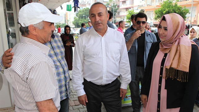 Esnafın dertlerini dinleyen Çelik'e Dışişleri Bakanı Mevlüt Çavuşoğlu da eşlik etti.