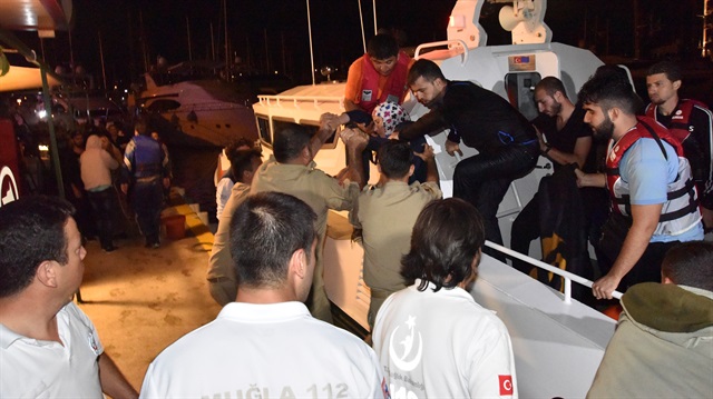 Bodrum'da kaçakları taşıyan bot battı