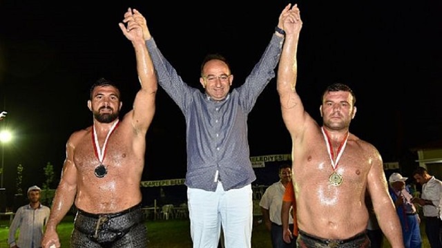 Ekrem Yavuz (sağda) Kaan Kaya'yı yenerek birincilik kürsüsüne çıktı.