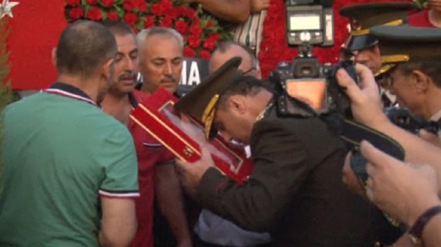 Siz de dik durun komutanım