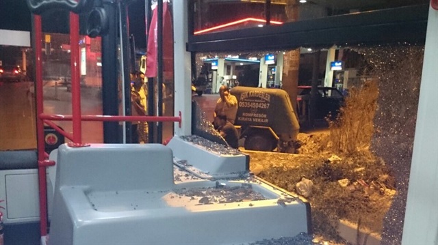 İzmirde bir kişi belediye otobüsünü taşladı