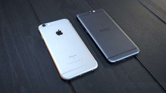 Kardeş olsalar bu kadar benzeyemezlerdi birbirlerine! HTC'ye göre iPhone kendilerinin taklidi imiş gerçi! :)