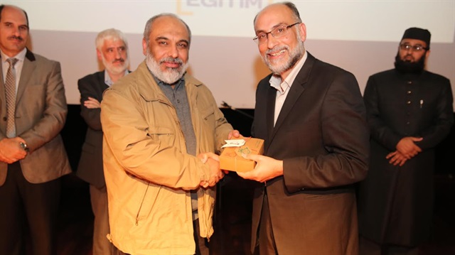 İHH Başkanı Yıldırım, Filistinli Prof. El-Awaisi'ye temsili bir hediye takdim etti. 
