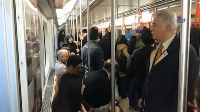 Ankara metrosunda ilginç saygı duruşu!