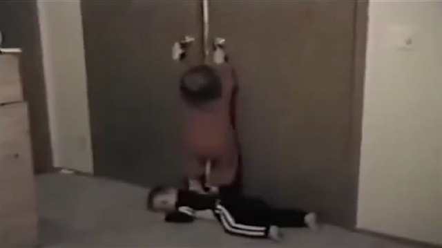 Küçük çocukların odadan kaçma eylemi