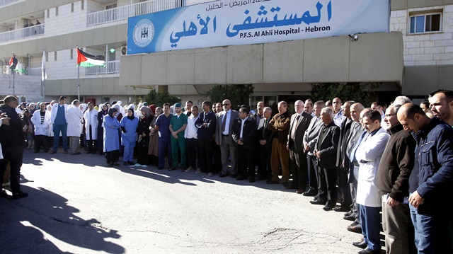 Batı Şeria'nın El-Halil kentindeki Ehli Hastanesi'nde çalışan Filistinli sağlık görevlisi Abdullah Şelalide, hastaneye baskın yapan İsrail güvenlik güçlerinin ateş açması sonucu hayatını kaybetti. Hastane içerisinde vurularak hayatını kaybeden Şelalide'nin yakınları ve hastane çalışanları, Ehli Hastanesi girişinde toplanarak yaşananları kınadı.