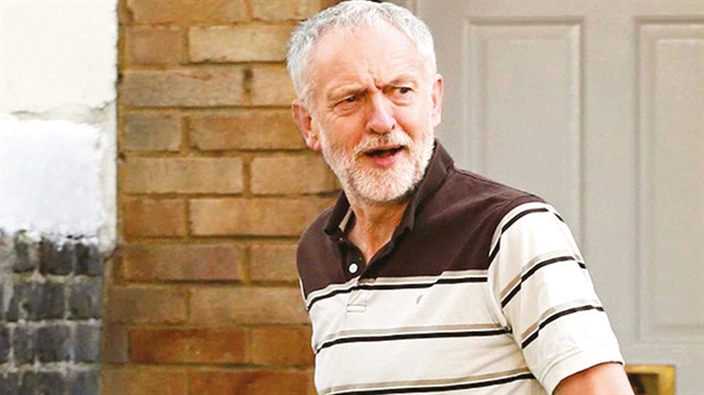 Jeremy Corbyn. 66 yaşında. 15 yaşından beri nükleer silahlanmaya karşı. 1983’ten beri İşçi Partisi milletvekili. Filistin’e verdiği destekle biliniyor. 12 Eylül’de partisinin genel başkanlığına seçildi. Parti tarihinde bir genel başkan adayının aldığı en büyük oyla, yüzde 59,5’la göreve geldi.
