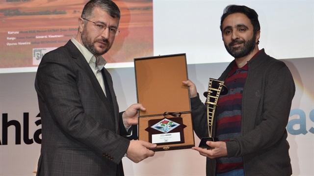 Birincilik ödülüne hak kazanan Yunus Namaz'a ödülünü Muhammed Emin Yıldırım takdim etti.