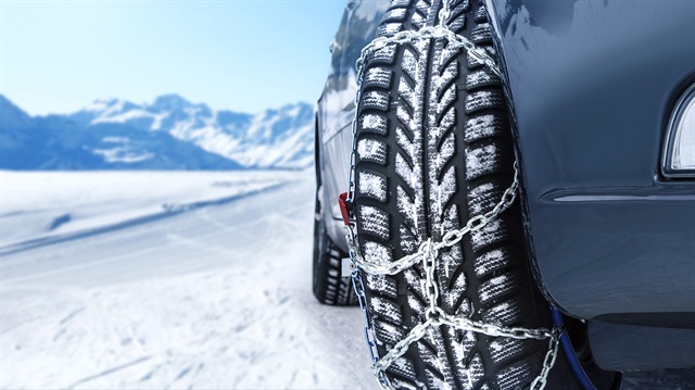 Otomobil kullanıcıları kar yağdığında kış lastiği taktırmak için çoğu zaman yoğunluktan dolayı uzun süre beklemek zorunda kalıyor. 