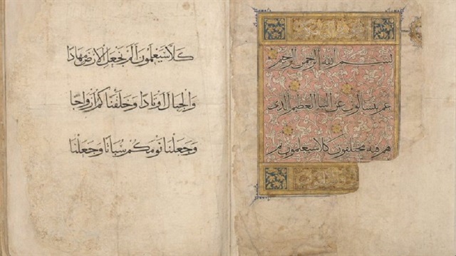 Dev arşivin en vurucu fotoğraflarından birisi de Kur'an-ı Kerim'in 1333 yılına ait bir nüshası. Kapak görselimiz Nebe Suresi'nden bir bölüm.
